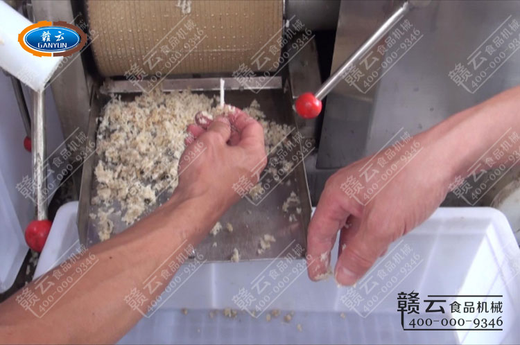 手工去骨后的熟魚片用200魚肉采肉機(jī)采出來(lái)的魚刺