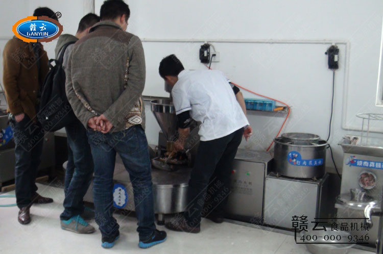 工作人員操作演示機(jī)器