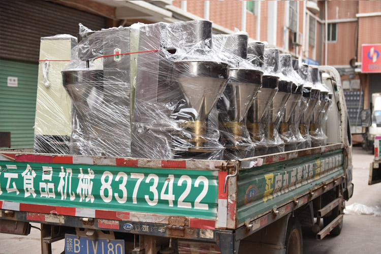 滿滿一車的肉丸成型機(jī)